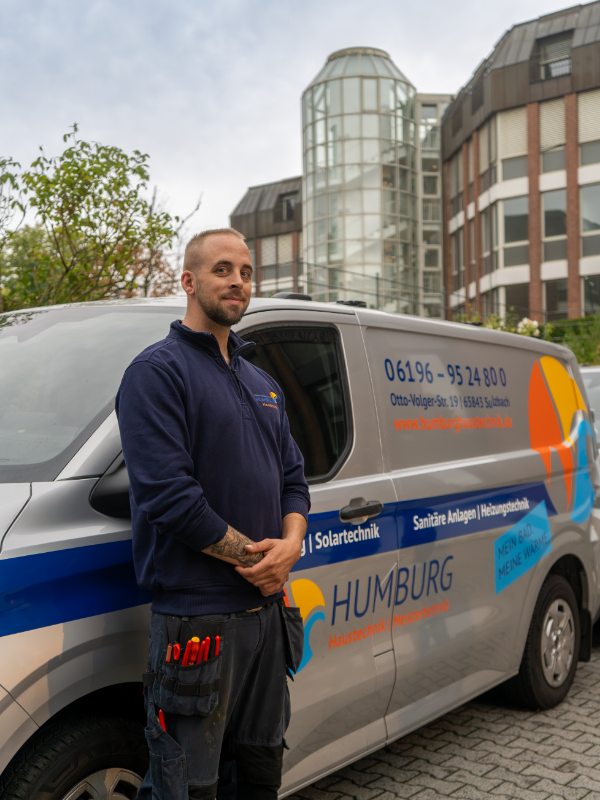 Monteur am Servicefahrzeug von Humburg Haustechnik